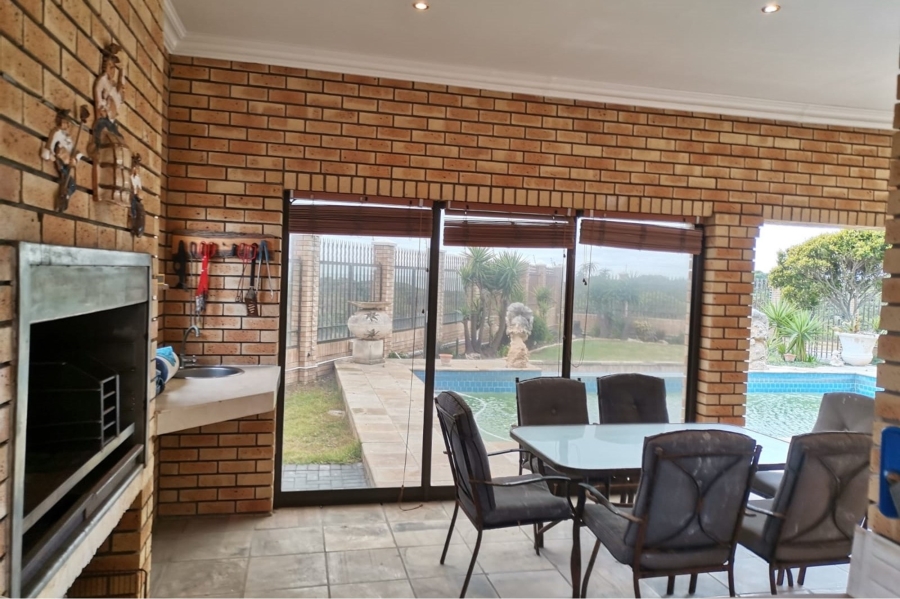 5 Bedroom Property for Sale in Bluewater Bay Eastern Cape